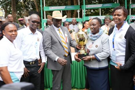 VC- UON receiving a prize from the Deputy  President 